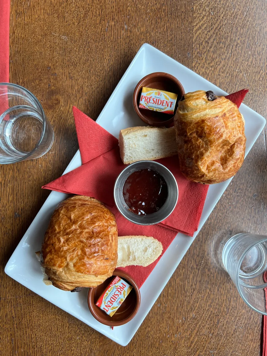 Petit-déjeuner : viennoiseries et confiture