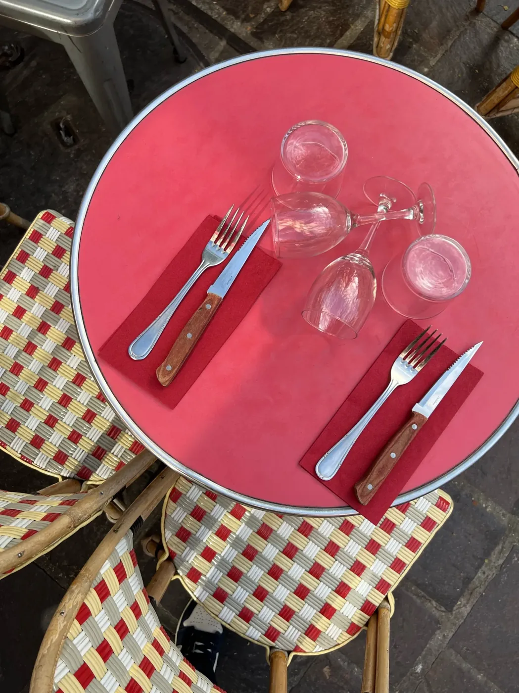 Table dressée en terrasse, nappe vichy rouge et blanche