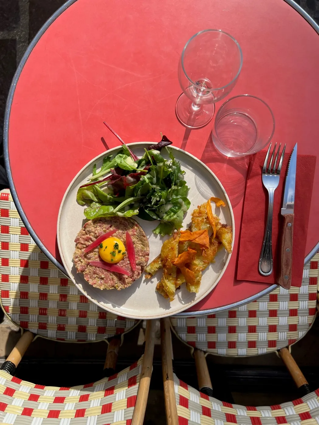 Tartare de bœuf au couteau, frites maison, en terrasse